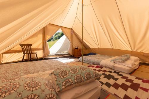 เตียงในห้องที่ Remote Cabin & 3 Giant Tents Retreat