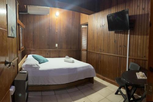 1 dormitorio con 1 cama, TV y mesa en Viva Sai, en San Andrés