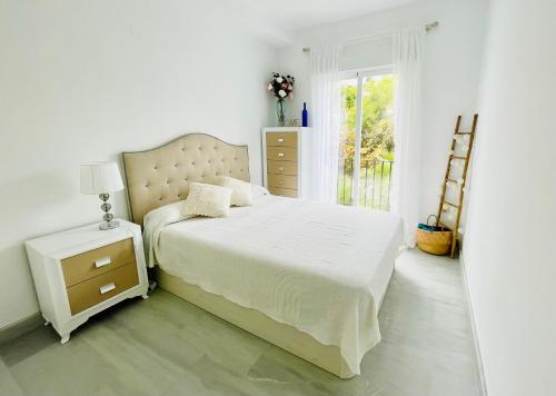 Habitación blanca con cama y ventana en Marina Sunrise, Preciosas Vistas al Mar, en La Herradura