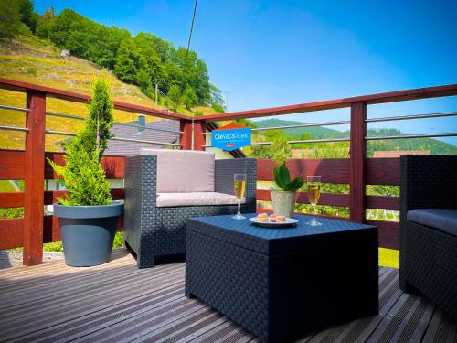 eine Terrasse mit 2 Stühlen und einem Tisch auf einer Terrasse in der Unterkunft Gîte du Silberwald charmant gîte avec spa - jacuzzi , accès privatif in Stosswihr