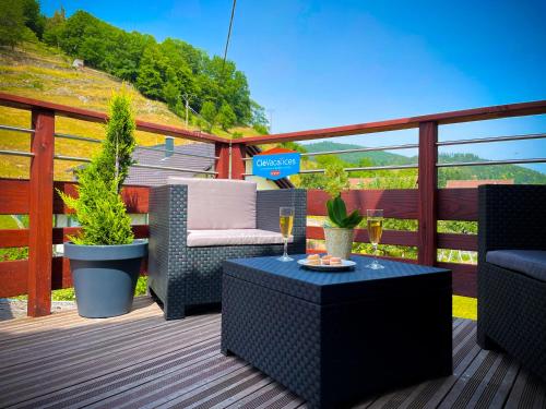 un patio avec deux chaises et une table sur une terrasse dans l'établissement Gîte du Silberwald charmant gîte avec spa - jacuzzi , accès privatif, à Stosswihr