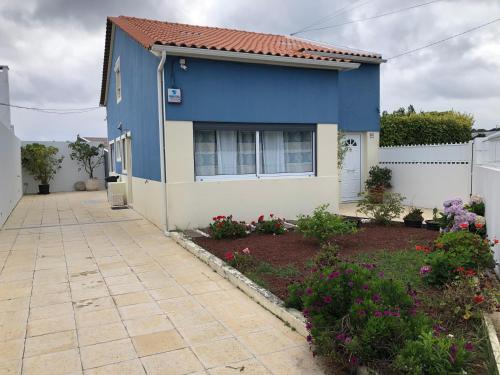 a blue and white house with a driveway at Villa Populo in Ponta Delgada