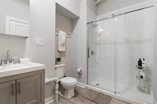 La salle de bains est pourvue d'une douche, de toilettes et d'un lavabo. dans l'établissement Wonderful 2BR Apartment close to Restaurants- Hubbard 4, à Chicago