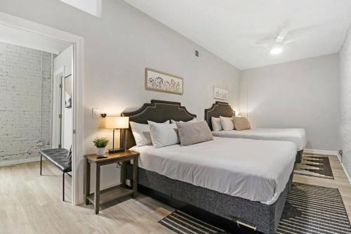 En eller flere senge i et værelse på Wonderful 2-Bedroom Apt near Restaurants - Hubbard 4
