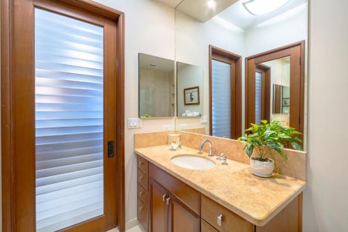 Upscale Penthouse with Ocean Views - Free Parking_3