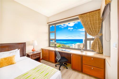 Upscale Penthouse with Ocean Views - Free Parking_2