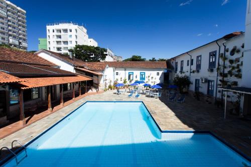 a swimming pool in the middle of a building at VOA Hotel Caxambu in Caxambu