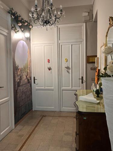 een badkamer met een deur en een kroonluchter bij B&B 091 in Palermo