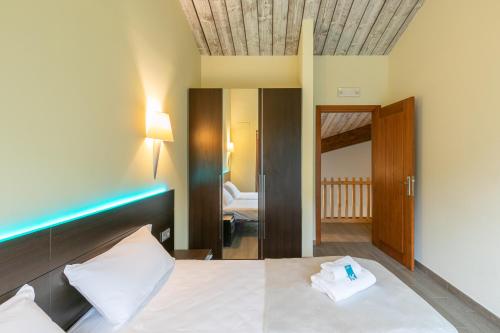 a bedroom with a bed and a mirror at Belabieta - baskeyrentals in Berrobi