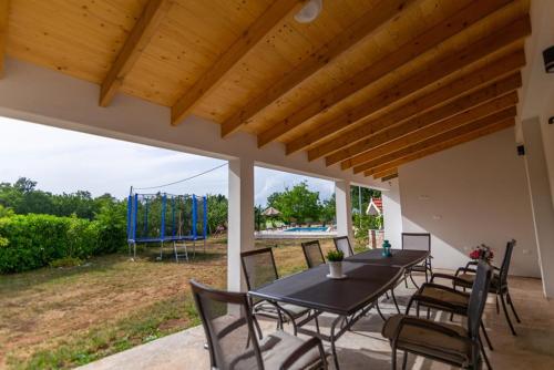 villa Flora with Pool – Photos 3