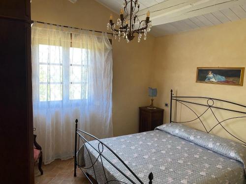 1 dormitorio con cama y ventana en Agriturismo Caiferri con spa en Gubbio