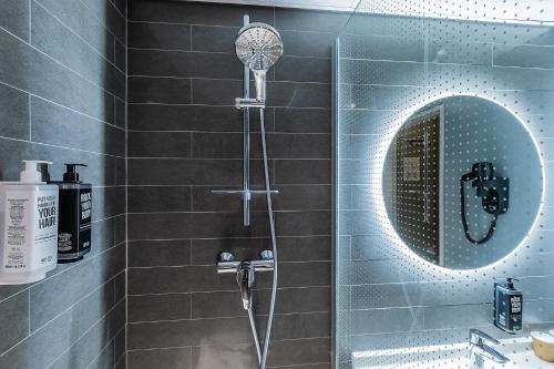 a shower in a bathroom with a mirror at Hotel ibis Lisboa Saldanha in Lisbon