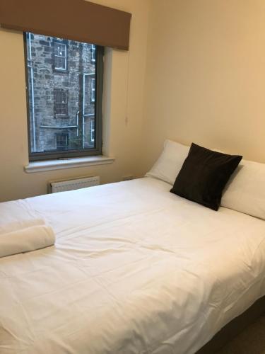 Cama ou camas em um quarto em Apex Fox Street Apartment with Free Parking