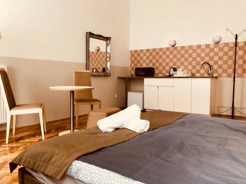 ブダペストにあるDowntown Apartmentのベッドルーム(ベッド1台、テーブル、鏡付)