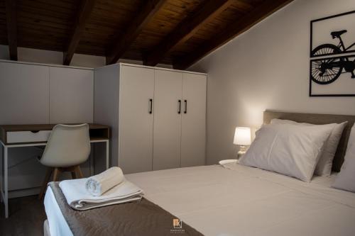 Tempat tidur dalam kamar di Uni Island - Old Town Suites