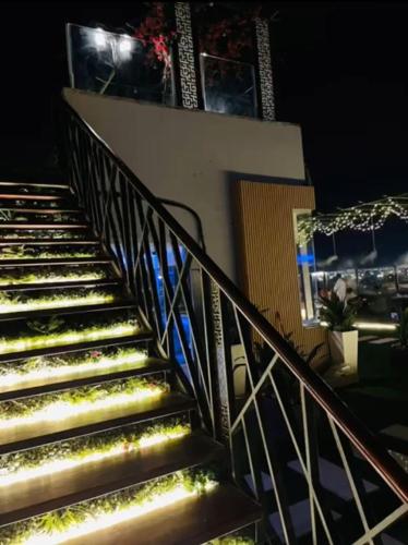 a staircase with lights on the side of a building at لؤلؤة الشرق للشقق المخدومة Luluat Al sharq For Serviced Apartment in Hafr Al Baten