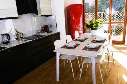 a kitchen with a white table and white chairs at La Villa bed & breakfast in Milan