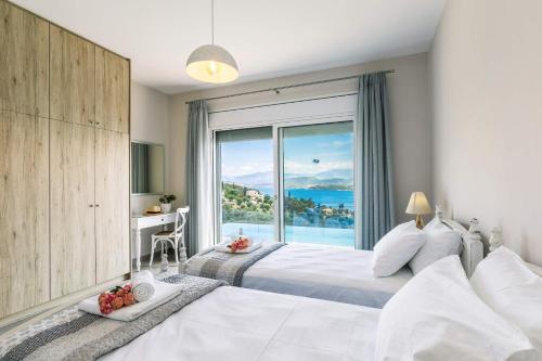 Ένα ή περισσότερα κρεβάτια σε δωμάτιο στο Villa Aurora Kerasia by Villa Plus