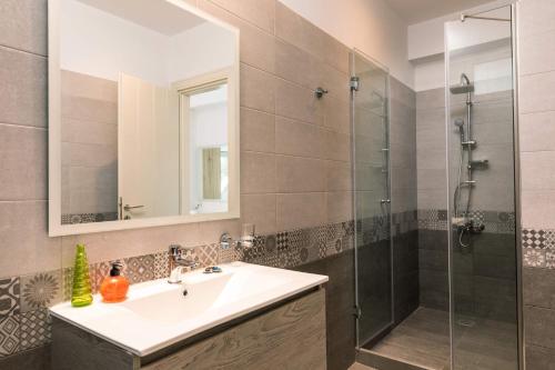Ένα μπάνιο στο Villa Aurora Kerasia by Villa Plus