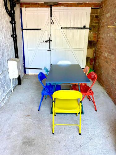 a table and four chairs in a garage at The Old Post Office - Giggleswick in Giggleswick