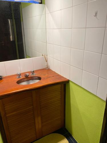 a bathroom with a sink and a mirror at La mas bella vista in San Carlos de Bariloche