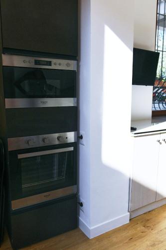 a oven in a kitchen with a wall at La Villa bed & breakfast in Milan