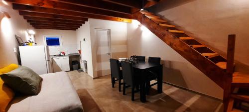 um quarto com uma mesa e uma cozinha com uma escada em Aparts Merkaba em El Chaltén