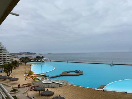 a large swimming pool next to the ocean at San Alfonso 507 in Algarrobo