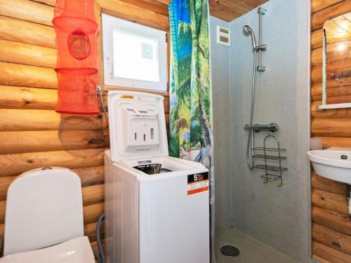 uma pequena casa de banho com lavatório e WC em Holiday home Hovborg VII em Hovborg