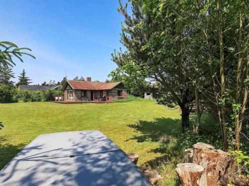 a house in a yard with a tree and a driveway at Secluded Retreat in Blavand - By Traum Ferienwohnungen in Blåvand