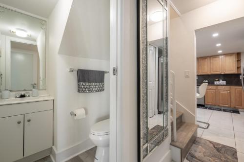 uma casa de banho com um WC e um espelho. em Luxurious and cozy Townhouse 3 bedrooms 2.5 Bath em Miami
