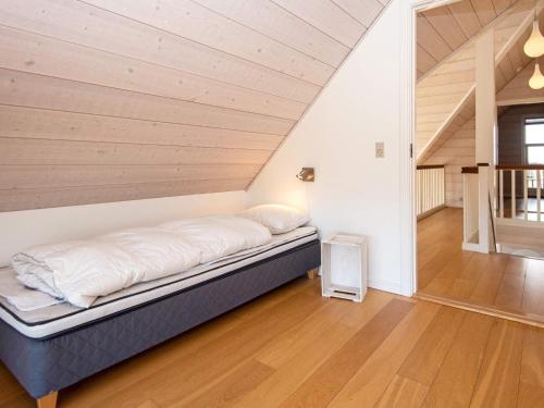 Tempat tidur dalam kamar di Four-Bedroom Holiday home in Harboøre 8