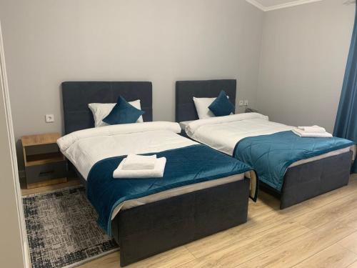Un pat sau paturi într-o cameră la Гостиничный комплекс Адал