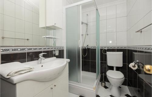 Et bad på Stunning Apartment In Makarska With 1 Bedrooms And Wifi