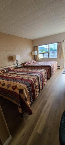 Un pat sau paturi într-o cameră la Flamingo Motel