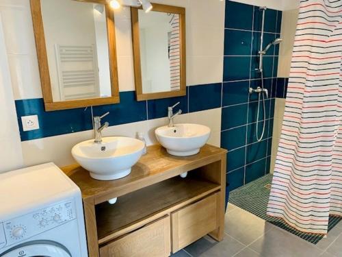La salle de bains est pourvue de 2 lavabos et d'un lave-linge. dans l'établissement Maison Bretignolles-sur-Mer, 5 pièces, 10 personnes - FR-1-231-76, à Bretignolles-sur-Mer