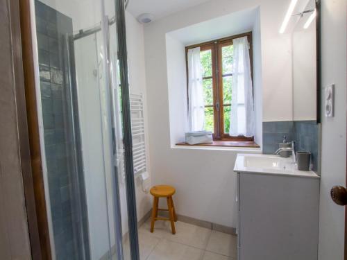 une salle de bain blanche avec un lavabo et une douche dans l'établissement Maison Périgourdine restaurée, 2 chambres, terrasse privée, proche Sarlat, animaux acceptés - FR-1-616-187, à Borrèze