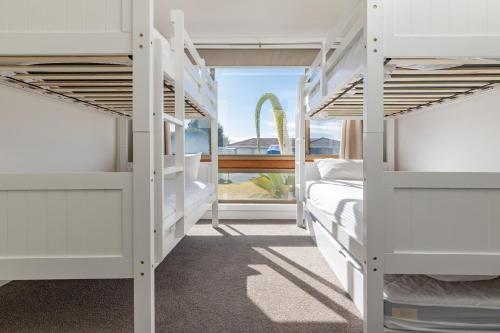 Двухъярусная кровать или двухъярусные кровати в номере Waterfront on Forster Keys