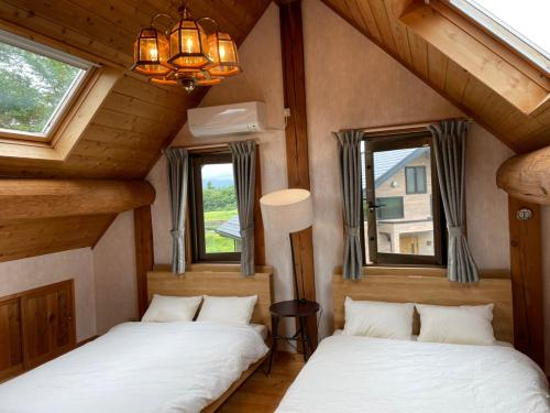 北斗的住宿－八ヶ岳 HOKUTO BASE -Yatsugatake-，带2扇窗户的客房内的2张床