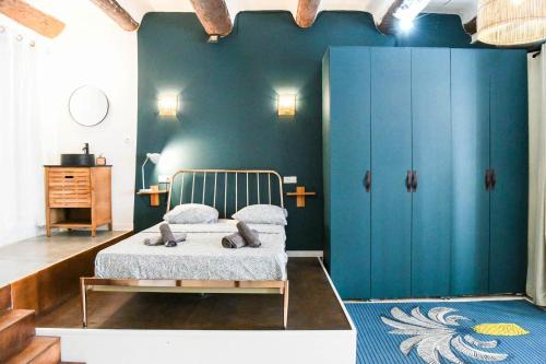 une chambre avec un lit et un mur bleu dans l'établissement Le Fortia II - Appartement Vieux-Port, à Marseille
