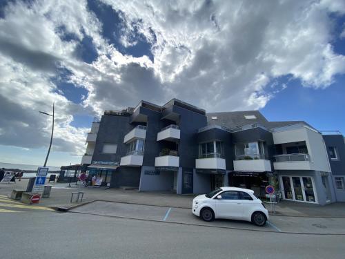 Photo de la galerie de l'établissement T1 bis Larmor-Plage, accès plage, 4 pers, WiFi - FR-1-349-181, à Larmor-Plage