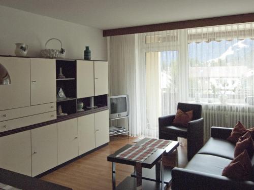 een woonkamer met een bank en een tafel bij Ferienwohnung Breitenbergblick in Pfronten