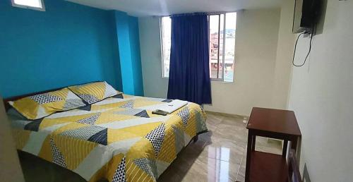 a bedroom with a bed and a window at Hotel Libano Center in Pasto