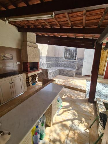mit Blick auf eine Küche mit einer Arbeitsplatte in der Unterkunft Villa le bonheur 
