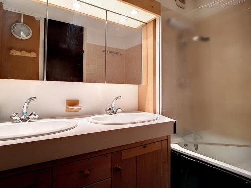 une salle de bain avec deux lavabos et une douche dans l'établissement Appartement Skis aux Pieds - Balcon Sud, 6 Pers., 1 Chambre, Wifi - FR-1-344-1049, aux Menuires