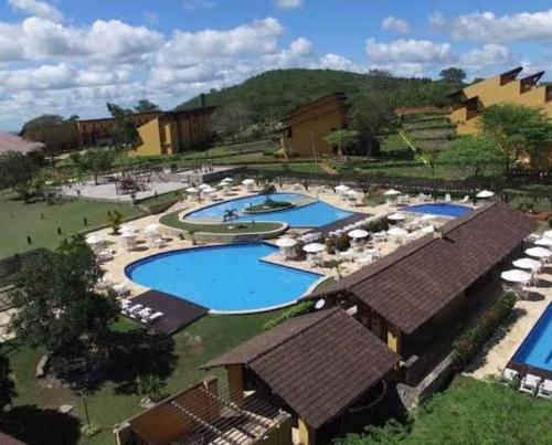 una vista aerea di un resort con due piscine di Winterville residence a Gravatá