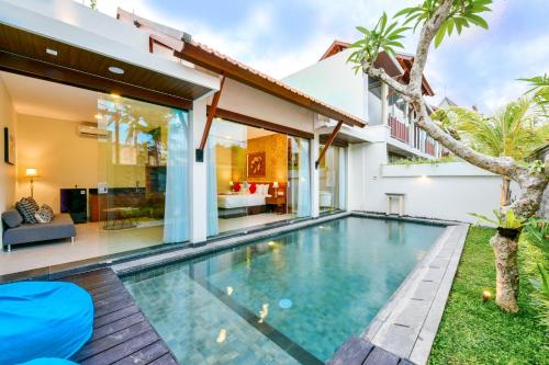 una imagen de una piscina en una villa en Del Cielo Villa Seminyak, en Seminyak