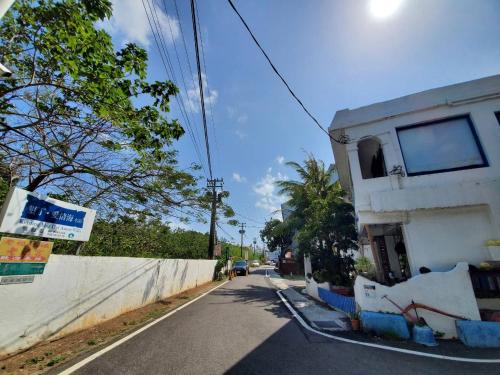 a street with a building on the side of the road at 墾丁愛情海民宿 in Kenting