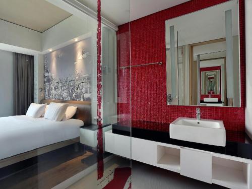 Una cama o camas en una habitación de Mercure Jakarta Simatupang