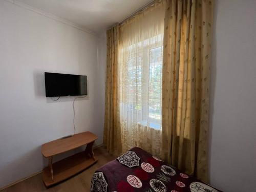 TV a/nebo společenská místnost v ubytování Гостевой дом Акварель 阿克瓦雷爾旅館 Guest house Akvarel 게스트하우스 아크바렐